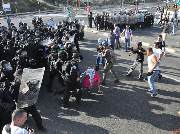 الشرطة الإسرائيلية تقمع المتظاهرين والإعلاميين خلال مظاهرة الغضب التي مدينة أم الفحم بالداخل الفلسطيني خلال شهر يونيو-حزيران من العام 2014 تنديدا بالحرب على غزة.