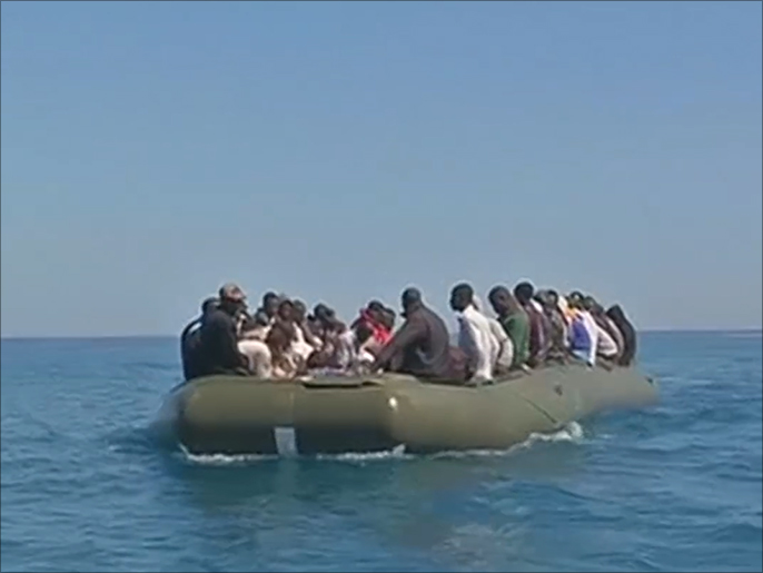 توقيف خفر السواحل الليبية عددا من المهاجرين السريين (الجزيرة)