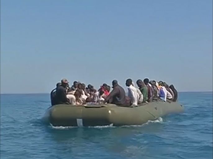 توقيف خفر السواحل الليبية عددا من المهاجرين السريين