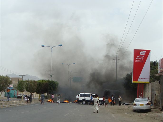 رفع أسعار الوقود أثار احتجاجات شعبية وقطعت شوارع رئيسية في صنعاء.jpg