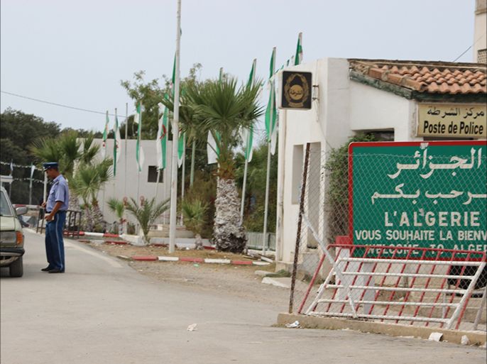 شرطي جزائري يتأكد من هوية زائر تونسي للتراب الجزائري بمركز أم الطبول الحدودي - سبتمبر 2014.