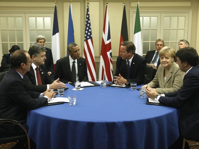 U.S. President Barack Obama joins in a meeting on the situation in Ukraine at the NATO Summit at the Celtic Manor Resort in Newport, Wales September 4, 2014. The leaders (From L-R) are: French President Francois Hollande, Ukraine President Porpshenko, Obama, British Prime Minister David Cameron, German Chancellor Angela Merkel and Italian Prime Minister Matteo Renzi. REUTERS/Larry Downing (UNITED KINGDOM - Tags: POLITICS MILITARY)