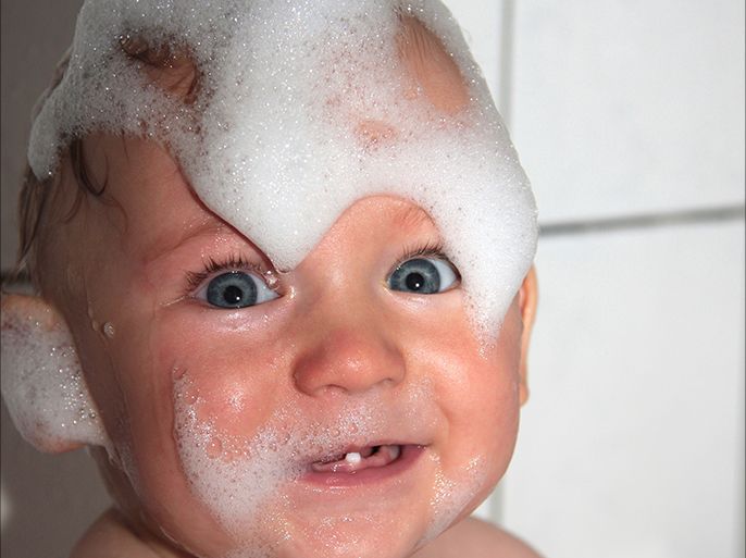 يكفي أن يستحم الرضيع مرة إلى مرتين أسبوعياً بماء دافئ تتراوح درجة حرارته بين 35 و37 درجة مئوية لمدة 5 إلى 7 دقائق على الأكثر، مع استعمال مستحضرات