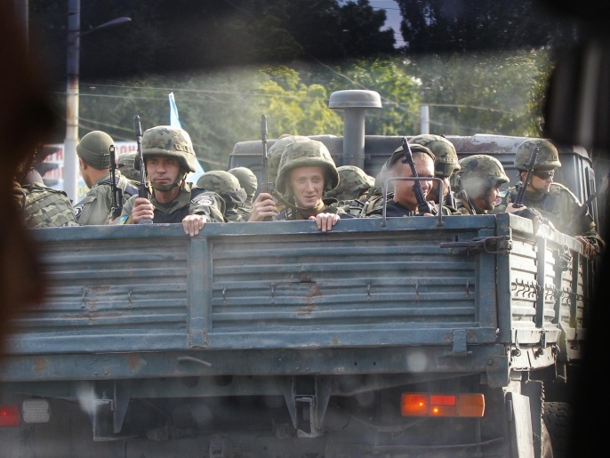 ‪جنود أوكرانيون بمدينة ماريوبول بجنوب شرق أوكرانيا بعد توقيع اتفاق وقف إطلاق النا‬ (أسوشيتد برس)