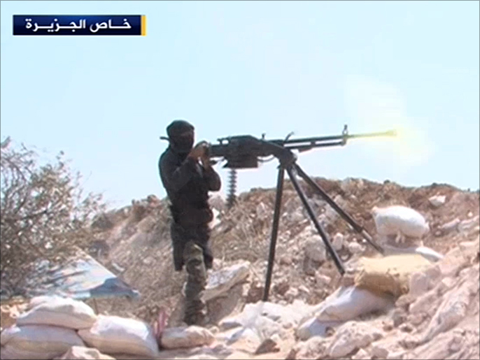 عناصر المعارضة السورية المسلحة يقاتلون في ريف حماة (الجزيرة)