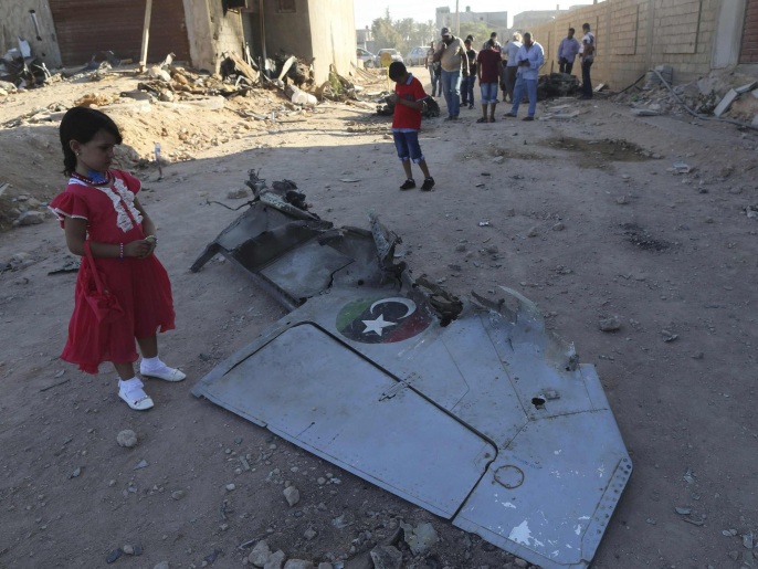 ‪قطعة من جناح الطائرة سوخوي التابعة لقوات حفتر التي سقطت الثلاثاء بطبرق‬ (رويترز)