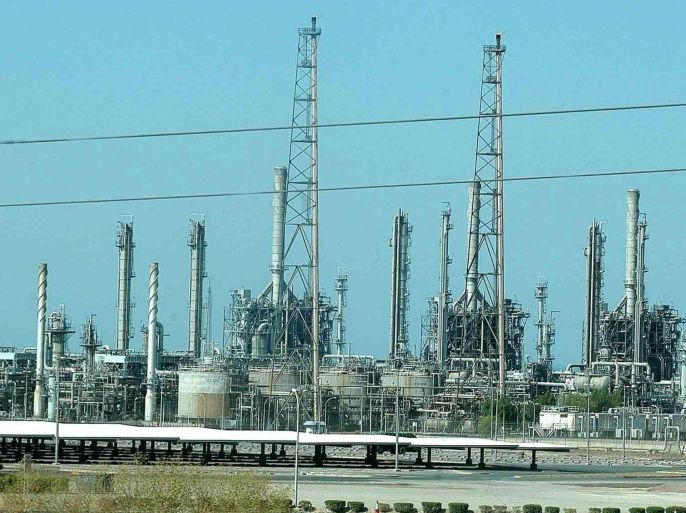 A general view shows Kuwait's main oil refinery at al-Ahmady 01 August 2005. Oil prices approached a new record today after news of the death of King Fahd of Saudi Arabia unsettled markets, traders said. A barrel of US light crude for September delivery reached 61.23 US dollars as traders fretted over the chances of an alleged policy change in Saudi Arabia, the world's biggest producer of oil.