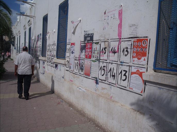 نسق بطيء في تعليق القوائم الانتخابية للمرشحين لجدران (أكتوبر/تشرين الأول 2014 في أحد شوارع العاصمة)