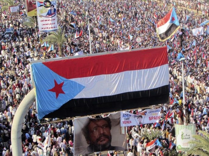 The flag of former South Yemen is seen attached to a billboard during a rally in Yemen's southern port city of Aden October 14, 2014. The rally was held to call for the secession of Yemen's south region. REUTERS/Yaser Hasan (YEMEN - Tags: POLITICS CIVIL UNREST)