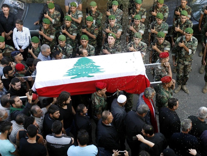 ‪تشييع جنازة الجندي محمد ياسين الذي قتل في اشتباكات مع المسلحين بطرابلس‬ (غيتي)