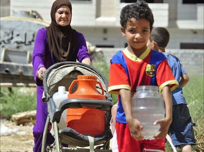 آلاف السكان يقومون بتعبئة المياه من الآبار يومياً في مخيم اليرموك وذلك لانقطاع المياه منذ حوالي الشهر