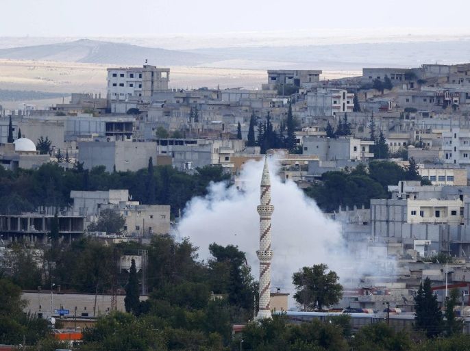 Smoke rises from the Syrian town of Kobani, seen from near the Mursitpinar border crossing on the Turkish-Syrian border in the southeastern town of Suruc in Sanliurfa province, October 16, 2014. The United States is bombing targets in Kobani for humanitarian purposes to relieve defenders of the Syrian town and give them time to organize against Islamic State militants, a senior U.S. official said on Wednesday. REUTERS/Kai Pfaffenbach (TURKEY - Tags: MILITARY CONFLICT POLITICS)