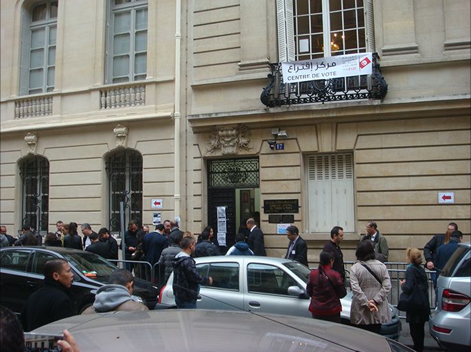 ناخبون أمام قنصلية تونس بباريس