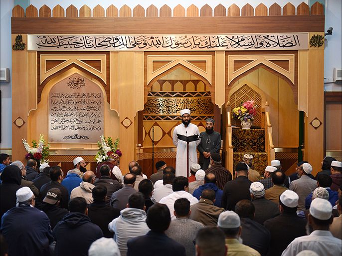 Imam Asim Hussain reads a prayer for murdered aid worker Alan Henning in Manchester Central Mosque in Manchester, north west England on October 4, 2014. Britain reacted with horror on Saturday to the beheading of hostage Alan Henning, who many had dared to hope might be spared after a cross-community appeal for his release. Prime Minister David Cameron led tributes to the 47-year-old taxi driver who went to the region as a volunteer to deliver aid and whose death was announced by Islamic State jihadists in a video released late Friday. AFP PHOTO / OLI SCARFF