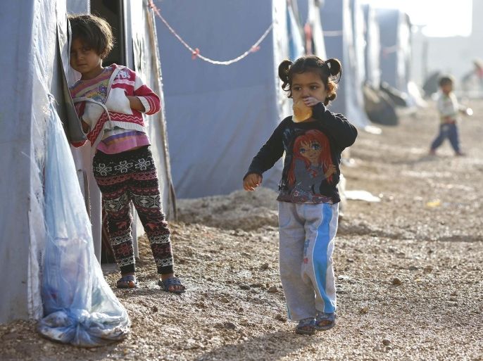 A Kurdish refugee children from the Syrian town of Kobani stand in a camp in the southeastern town of Suruc, Sanliurfa province, October 17, 2014. A U.S. State Department official held direct talks for the first time last weekend with a Syrian Kurdish group involved in the fight against Islamic State in Syria, including the besieged town of Kobani, the State Department said on Thursday. REUTERS/Kai Pfaffenbach (TURKEY - Tags: MILITARY CONFLICT POLITICS)