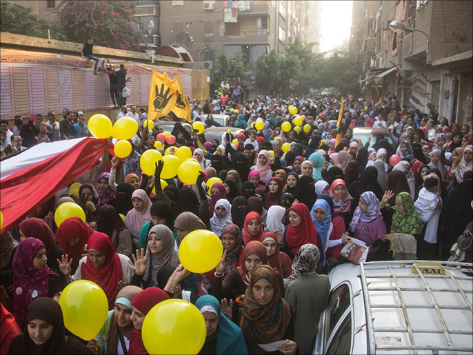 تجمع احتجاجي بمشاركة نسوية عقب صلاة العيد ضد الانقلاب رفعت خلاله شارات رابعة (الأناضول)