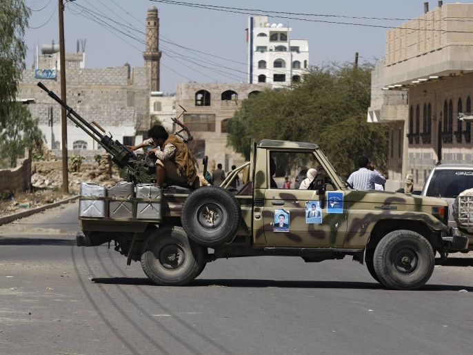 مسلح حوثي في أحد شوارع صنعاء (أسوشيتد برس)