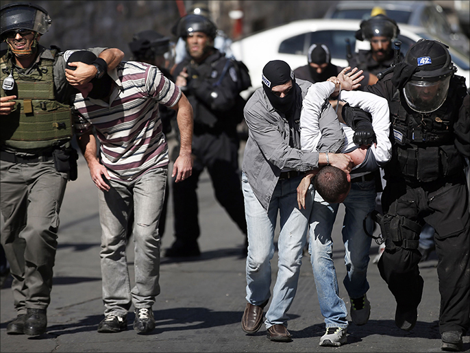قوات الاحتلال تعتقل فلسطينيين في وقت سابق  (الفرنسية)
