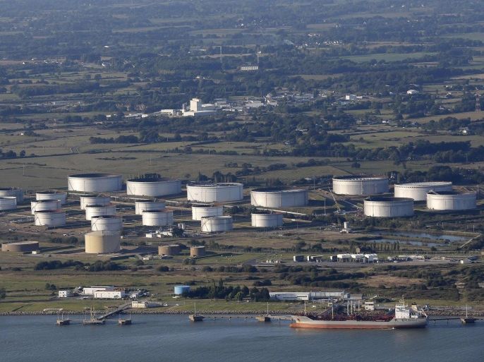 An aerial view shows a storage tank at the French oil giant Total refinery in Donges, western France, September 22, 2014. REUTERS/Stephane Mahe (FRANCE - Tags: BUSINESS ENERGY)