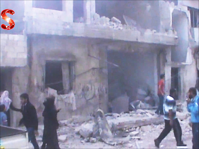 آثار صاروخ أرض أرض أطلقته قوات النظام على حي الوعر بحمص (ناشطون)