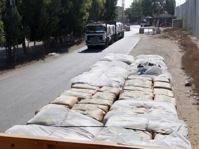 Trucks loaded with bags of cement enter the Gaza Strip from Israel through the Kerem Shalom crossing on October 14, 2014, in Rafah in southern Gaza. International donors pledged about $5.4 billion in aid to the devastated Gaza Strip on October 13, 2014 and urged Israel and the Palestinians to renew peace efforts. AFP PHOTO / SAID KHATIB