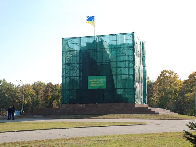 مكان تمثال لينين في خاركيف بعد إسقاطه قبل أيام