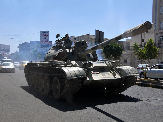 دبابة يقودها الحوثيين وسط العاصمة صنعاء الجزيرة نت.