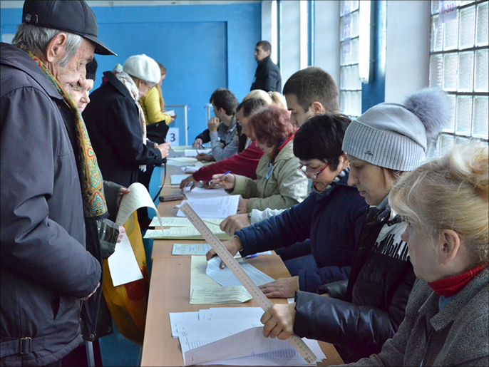 تسجيل أسماء الناخبين قبل الإدلاء بأصواتهم (الجزيرة)