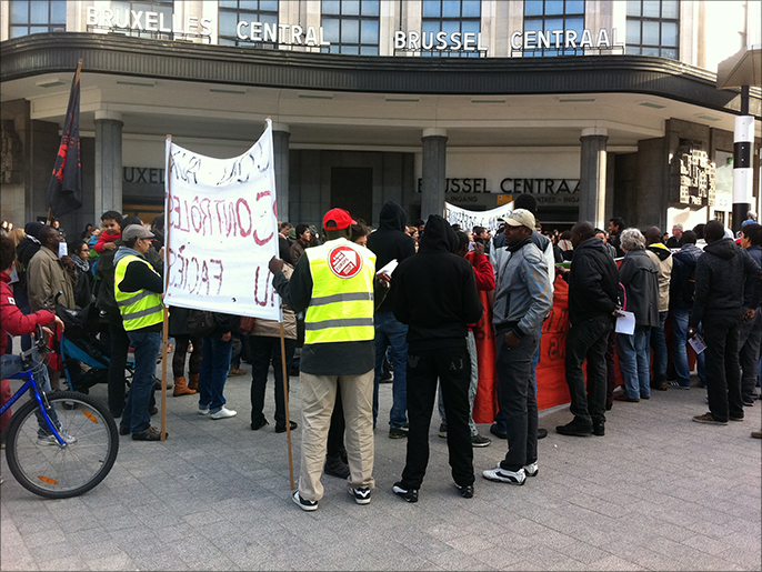 المحتجون في بروكسل يطالبون باحترام حقوق فئة المهاجرين غير الشرعيين (الجزيرة)