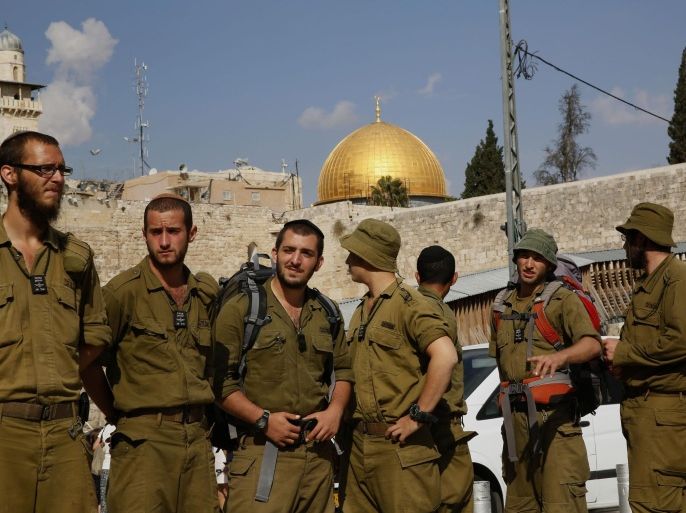 Israeli soldiers stand near the Western Wall at the Temple Mount the most sacred spot for Jews because it once housed two Jewish temples, also knowen as the Al-Aqsa mosque compound, Islam's third holiest site in the old city of Jerusalem, on October 30, 2014 after Israeli authorities temporarily closed the compound. Israel's closure of the flashpoint Al-Aqsa mosque compound to all visitors following the shooting of a Jewish hardliner is tantamount to a 'declaration of war,' Palestinian president Mahmud Abbas said today. AFP PHOTO/ GALI TIBBON