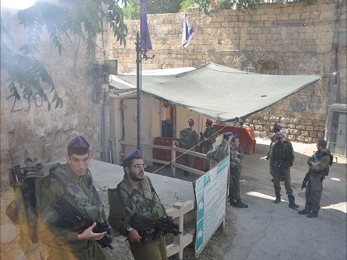 وحدة جولاني بجيش الاحتلال الإسرائيلي تنشط على مدار الساعة في البلدة القديمة بالخليل لتوفير الحماية للمستوطنين، التقطت الصورة بشهر يوليو تموز 2013