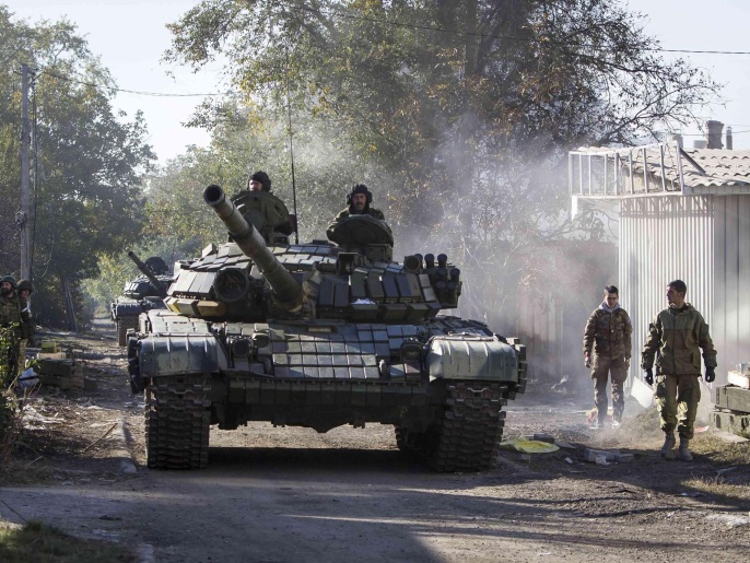 ‪دبابة لمتمردين بشرقي أوكرانيا تستعد لدخول معركة مع قوات نظامية‬ (رويترز)