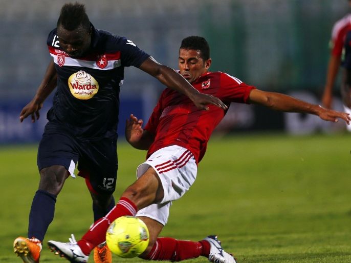 Basem Aly (R) of Egypt's Al-Ahly and Franck Kom of Tunisia's Etoile du Sahel fight for the ball during their CAF confederation cup soccer match in Cairo August 23, 2014. REUTERS/Amr Abdallah Dalsh (EGYPT - Tags: SPORT SOCCER)
