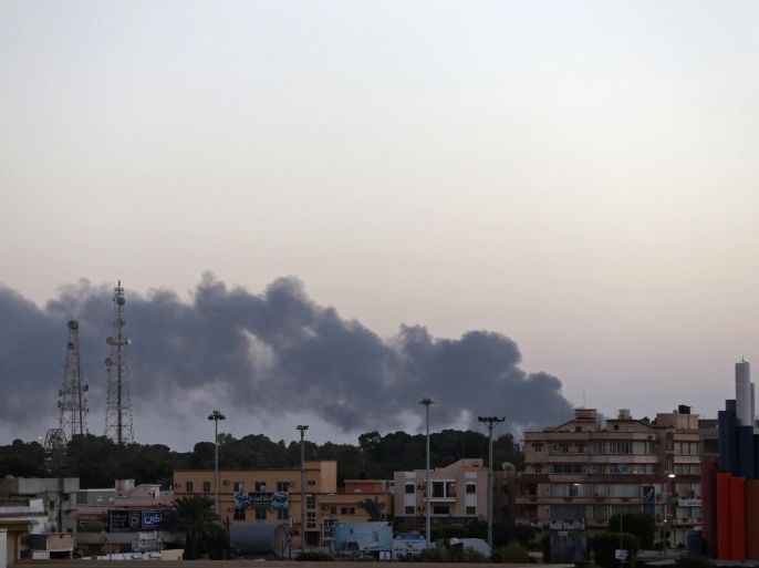Black smoke rises from the vicinity of the University of Benghazi where clashes are taking place between pro-government forces backed by locals and the Benghazi Revolutionaries Shura Council who have joint forces with the Islamist militant group Ansar al-Sharia, in Benghazi October 18, 2014. Picture taken October 18, 2014. REUTERS/Esam Omran Al-Fetori (LIBYA - Tags: CIVIL UNREST POLITICS CONFLICT TPX IMAGES OF THE DAY)
