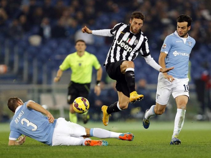 Juventus' Claudio Marchisio is challenged by Lazio's Stefan De Vrij (L) and Marco Parolo (R) during their Italian Serie A soccer match at Olympic stadium in Rome November 22, 2014. REUTERS/Giampiero Sposito (ITALY - Tags: SPORT SOCCER)