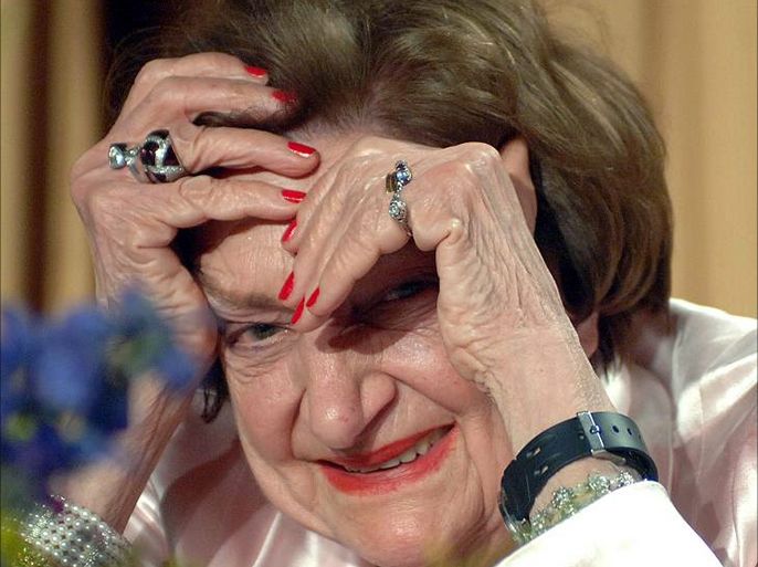 epa03794420 (FILE) Photo dated 29 April 2006 shows long-time White House journalist Helen Thomas during the White House Correspondents' Association Dinner in Washington. Media reports on 20 July 2013 state Helen Thomas, first female member of the White House press group and longtime correspondent has died at age 92. Thomas career spanned the terms of 10 presidents during a period of almost 50 years. EPA/ROGER L. WOLLENBERG / POOL
