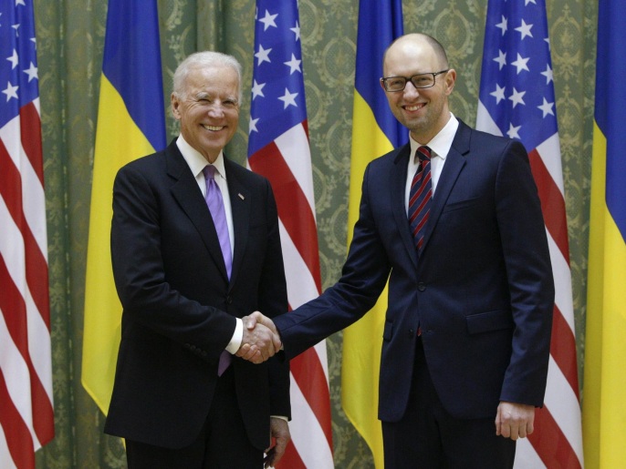 بايدن (يسار) التقى رئيس الحكومة الأوكرانية ياتسينيوك في كييف اليوم (رويترز)