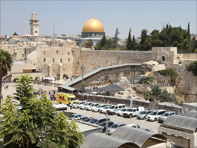 ‪إسرائيل تسعى لعزل زوار القدس عن الفلسطينيين وإسماعهم الرواية التلمودية‬ (الجزيرة)