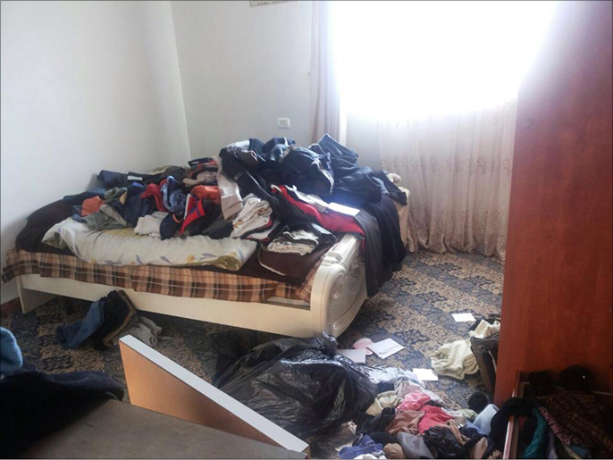 دمار وعبث قوات الاحتلال بمنزل الشهيد عدي أبو جمل أثناء اقتحامه (الجزيرة)
