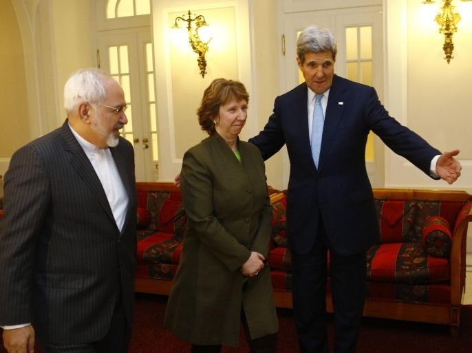 U.S. Secretary of State John Kerry (R), Iranian Foreign Minister Javad Zarif (L) and EU envoy Catherine Ashton pose for photographers before a meeting in Vienna November 20, 2014. Tehran has yet to explain away allegations it conducted atomic bomb research, the head of the U.N. nuclear agency said on Thursday, four days before a deadline for Iran and six world powers to reach a deal on the Iranian nuclear programme. REUTERS/Leonhard Foeger (AUSTRIA - Tags: POLITICS ENERGY)