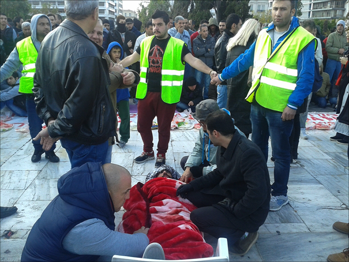 أحد المعتصمين أمام البرلمان وقد سقط أرضاً بسبب الإجهاد والجوع (الجزيرة نت)