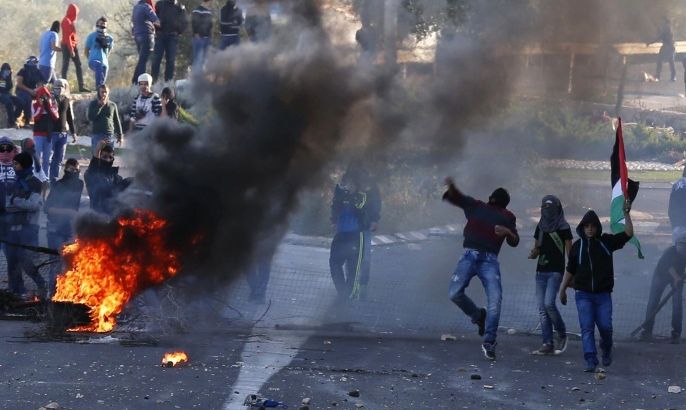 Israeli Arab youths throw stones during clashes with Israeli police at the entrance to the town of Kfar Kanna, in the North of Israel, November 8, 2014.Thousands took to the streets on Saturday hours after Khayr al-Din al-Hamdan was shot by police, after he attacked them as they came to arrest a relative. REUTERS/Ammar Awad (ISRAEL - Tags: POLITICS CIVIL UNREST RELIGION)