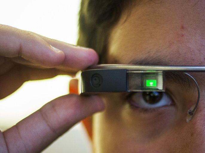 Tiago Amorim of Brazil, poses with a Google Glass eyewear frame in Manhattan, New York September 19, 2014. REUTERS/Adrees Latif (UNITED STATES - Tags: BUSINESS SCIENCE TECHNOLOGY TELECOMS)