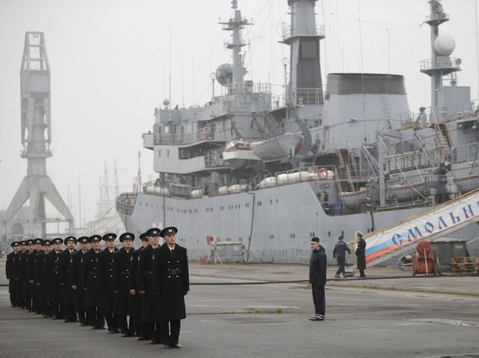 Russian sailors stand in formation in front of their Russian navy frigate Smolny at the STX Les Chantiers de l'Atlantique shipyard site in Saint-Nazaire, western France, November 25, 2014. France suspended indefinitely on Tuesday delivery of the first of two Mistral helicopter carrier warships to Russia, citing conflict in eastern Ukraine where the West accuses Moscow of fomenting separatism. REUTERS/Stephane Mahe (FRANCE - Tags: BUSINESS MILITARY POLITICS MARITIME)