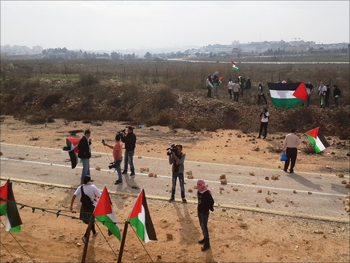 نشطاء فلسطينيون يخترقون جدار الفصل العنصري شمال القدس المحتلة (الجزيرة)