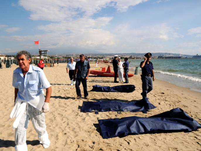  ضحايا رحلات هجرة غير نظامية بعد انتشالهم قبالة سواحل إيطاليا (غيتي-أرشيف)