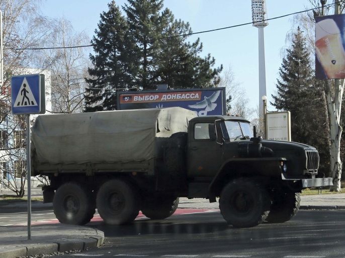 An unmarked military truck drives along a road in a territory controlled by the self-proclaimed Donetsk People's Republic in downtown Donetsk, eastern Ukraine, November 21, 2014. Picture taken through a car window. REUTERS/Antonio Bronic (UKRAINE - Tags: CIVIL UNREST POLITICS TRANSPORT CONFLICT)