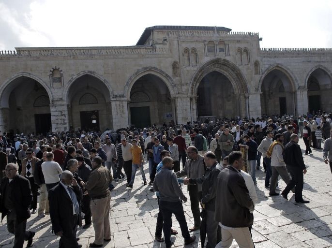 Palestinian worshippers walk at the Al-Aqsa mosque compound following Friday prayers in the Old City of Jerusalem on November 21, 2014. Tens of thousands of Muslims prayed at Jerusalem's flashpoint Al-Aqsa mosque Friday, after Israeli eased age restrictions on entry for a second straight week despite high tension after a wave of violence. AFP PHOTO/AHMAD GHARABLI