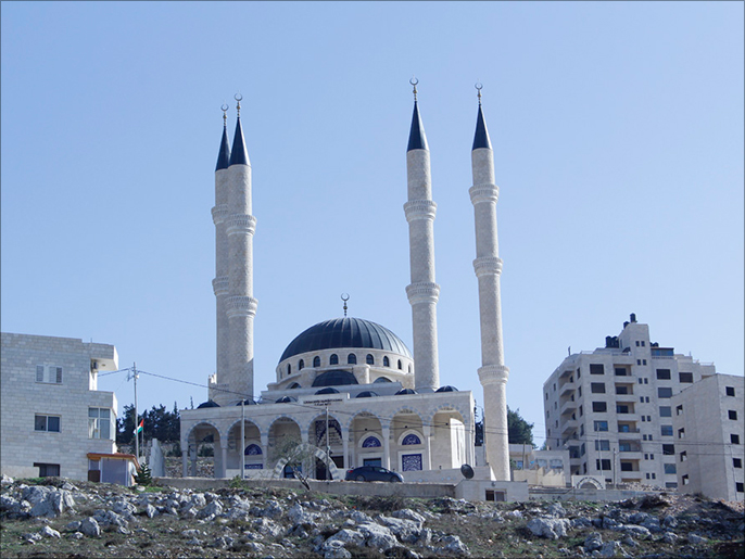 ‪مسجد عرفات يشكل معلما دينيا وحضاريا بمدينة نابلس‬ (الجزيرة نت)