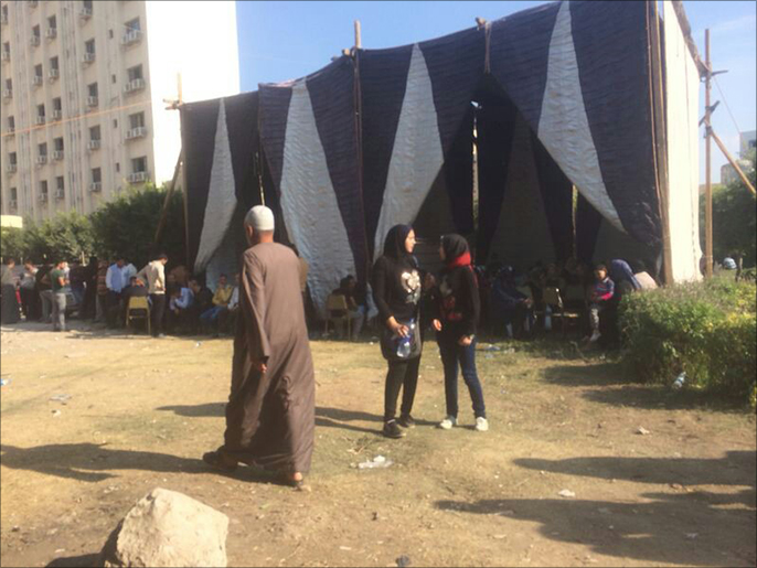بعض أهالي الضحايا نصبوا خيمة عزاء داخل مستشفى دمنهور العام (الجزيرة نت)